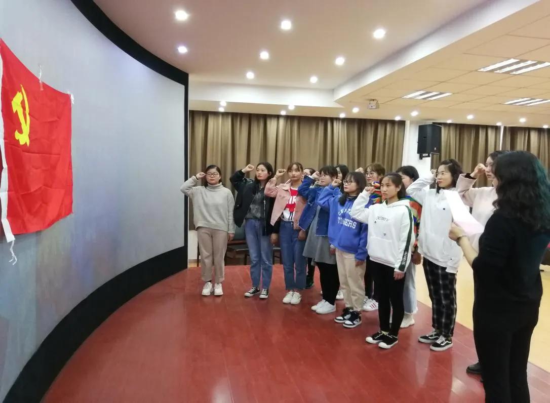 大學(xué)生怎樣才能成為一名黨員？